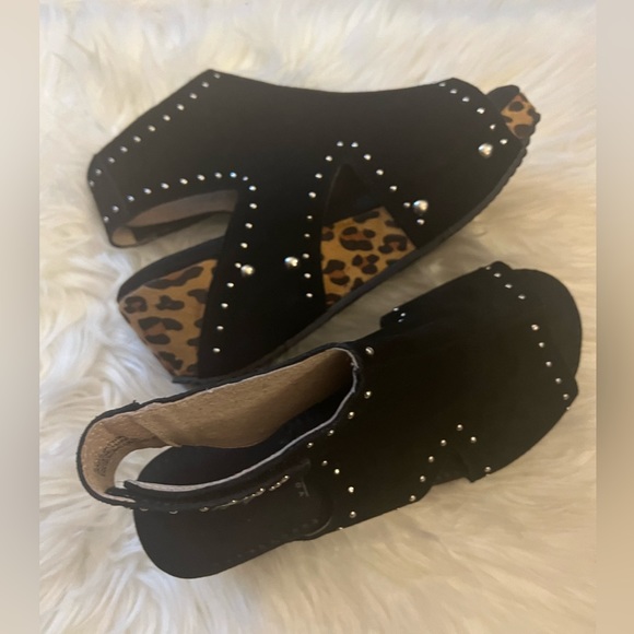 Volatile Black and Leopard print wedge. Size 7.. Designer with silver pinheads - Picture 3 of 4
